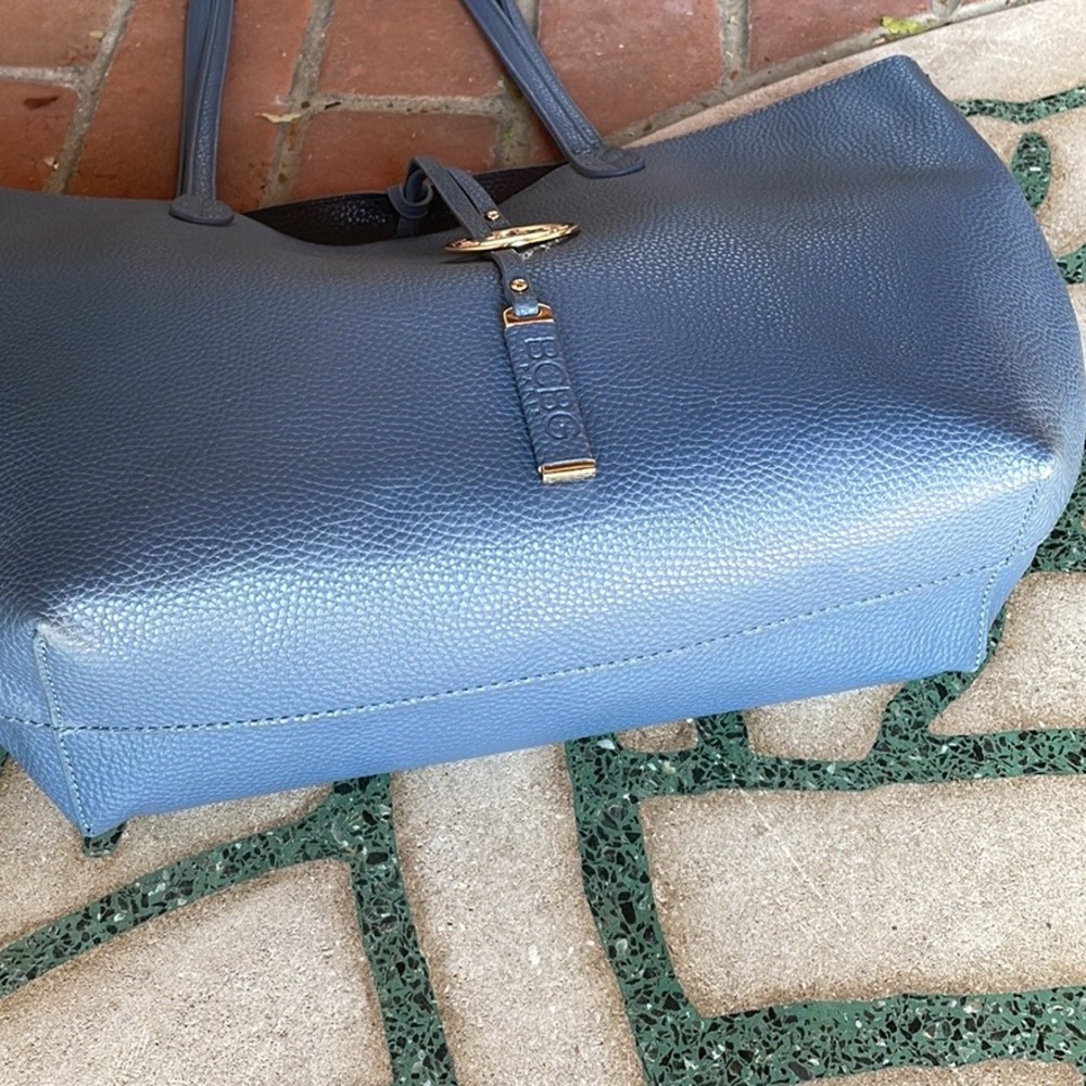 BCBG // Paris Vegan Pebble Leather REVERSIBLE Tote Bag wCharm Blue/Blk Large XL - Picture 6 of 11